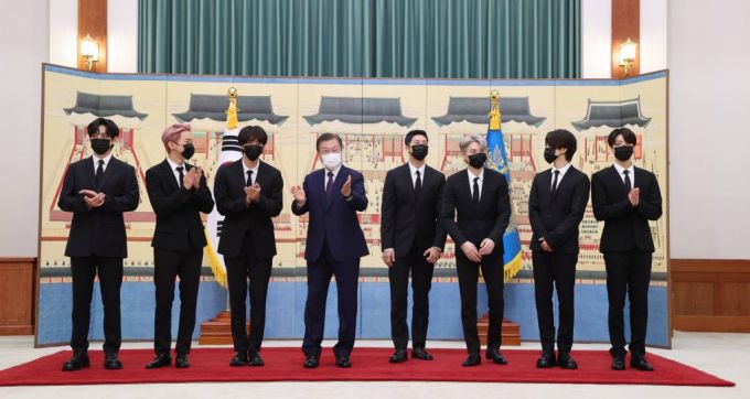 [서울=뉴시스] 전진환 기자 = 문재인 대통령이 14일 청와대 본관 충무실에서 열린 미래세대와 문화를 위한 대통령 특별사절 임명장 수여식에서 그룹 BTS에게 임명장을 수여 후 기념촬영을 하고 있다. 뷔(왼쪽부터), 제이홉, 진, 문 대통령, RM, 슈가, 지민, 정국. 2021.09.14.