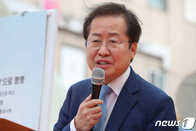 (대구=뉴스1) 공정식 기자 = 홍준표 국민의힘 대선 경선 예비후보가 13일 오후 대구 중구 동성로 민주광장에서 대구경북 재도약 5대 비전을 발표하고 있다. 2021.9.13/뉴스1