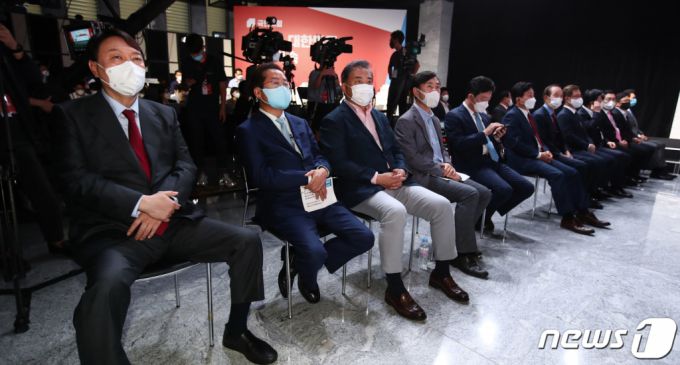 국민의힘 대선 예비후보들이 7일 서울 강서구 마곡동 ASSA빌딩 방송스튜디오에서 열린 국민의힘 '제20대 대통령후보 1차 경선 후보자 3대 정책공약 발표회'에서 나란히 자리하고 있다. 왼쪽부터 윤석열, 홍준표, 박진, 하태경, 유승민, 원희룡, 장기표, 최재형, 황교안, 안상수, 박찬주, 장성민 후보. /사진=뉴스1