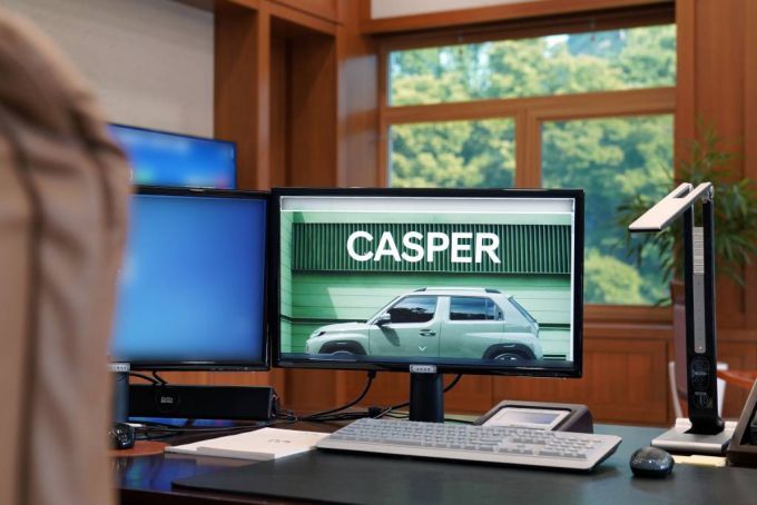 [서울=뉴시스] 문재인 대통령이 14일 오전 청와대 여민관 집무실에서 ‘광주형 일자리’를 통해 처음으로 생산되는 경형 SUV ‘캐스퍼’ 차량 온라인 사전예약을 하고 있다. (사진=청와대 제공) 2021.09.14. *재판매 및 DB 금지