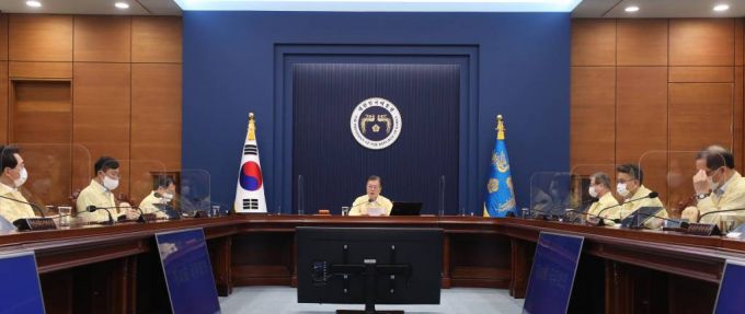 [서울=뉴시스] 전진환 기자 = 문재인 대통령이 14일 오전 청와대 여민관 영상회의실에서 열린 국무회의(영상)에 참석해 발언하고 있다. 2021.09.14.