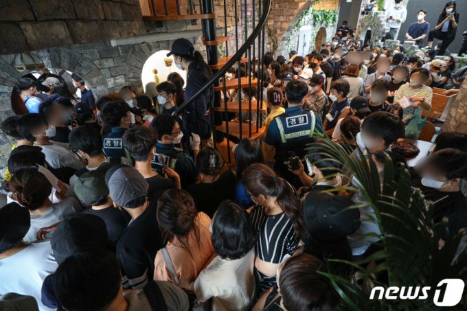 지난달 13일 서울 영등포구에 위치한 '머지포인트' 운영사 머지플러스 본사를 찾은 가입자들이 포인트 환불을 요구하며 항의하고 있다 /사진=뉴스1