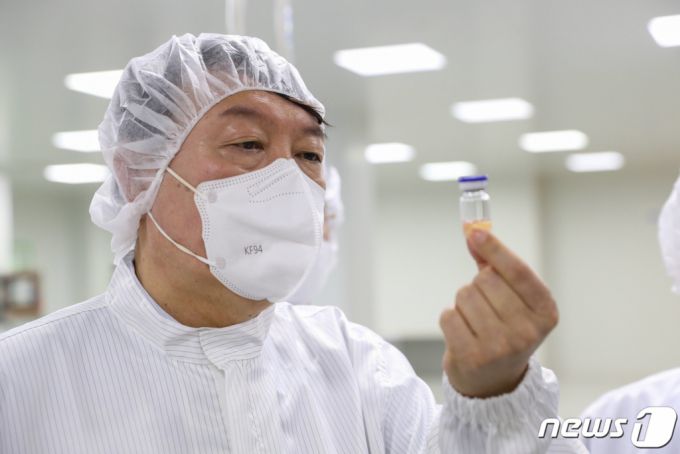 윤석열 국민의힘 대선 예비후보가 13일 경북 안동 SK바이오사이언스 공장을 방문해 개발중인 새로운 코로나19 백신을 살펴보고 있다. (윤석열 캠프 제공) /사진=뉴스1