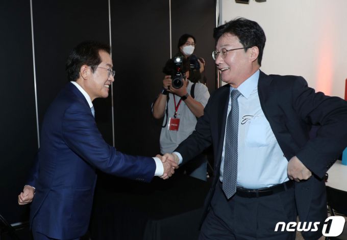 9일 서울 금천구 즐스튜디오에서 열린 국민의힘 대선 경선 후보 국민 시그널 공개면접에 참가한 홍준표 후보(왼쪽)가 먼저 면접을 치르고 나서는 유승민 후보와 반갑게 인사를 나누고 있다. /사진=뉴스1