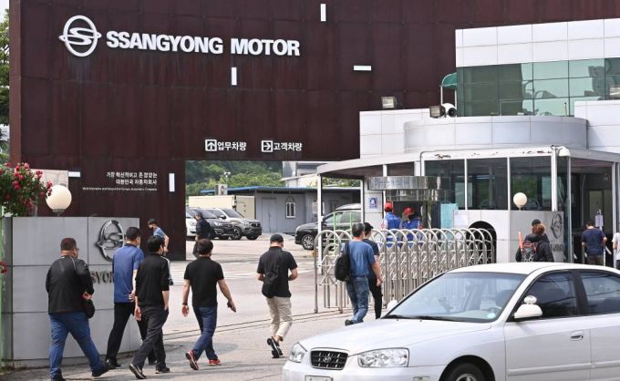 [평택=뉴시스]김종택기자 = 기업 회생절차를 밟고 있는 쌍용자동차 노조가 최대 2년간 직원의 절반이 무급 휴직하는 내용 등을 담은 자구안을 가결시킨 8일 오후 경기도 평택시 쌍용자동차 정문으로 직원들이 출근하고 있다. 쌍용차는 생존 의지가 담긴 강력한 자구방안이 조합원 찬반 투표에서 투표 참여조합원(3224명)의 52.1%(1681명) 찬성으로 최종 가결됐다고 밝혔다. 2021.06.08.