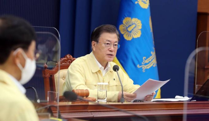 [서울=뉴시스] 전진환 기자 = 문재인 대통령이 14일 오전 청와대 여민관 영상회의실에서 열린 국무회의(영상)에 참석해 발언하고 있다. 2021.09.14.