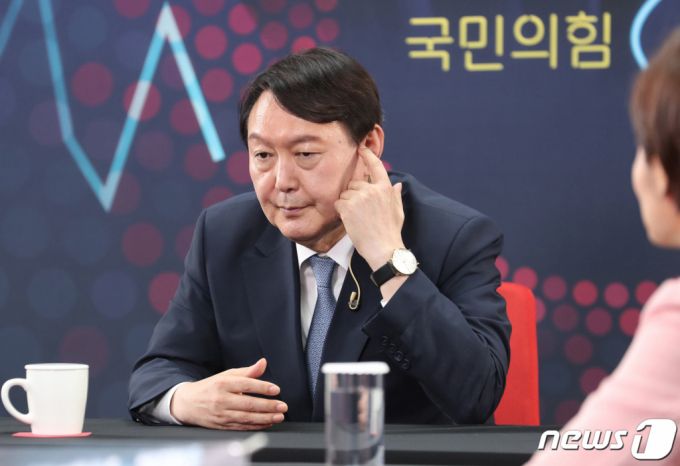 윤석열 전 검찰총장이 12일 오후 서울 여의도 중앙당사에서 국민의힘 경선 예비후보 12명을 대상으로 열린 유튜브 라이브 방송 ‘올데이 라방’에 출연해 질문을 듣고 있다. 2021.9.12/뉴스1