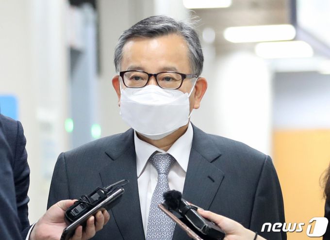 (서울=뉴스1) 이성철 기자 = '뇌물수수' 혐의를 받고 있는 김학의 전 법무부 차관이 2일 서울 서초구 서울고등법원에서 열린 파기환송심 첫 재판에 출석하고 있다. 대법원 판결 이후 보석으로 풀려난 김 전 차관은 불구속 상태에서 파기환송심 재판을 받게 됐다. 2021.9.2/뉴스1