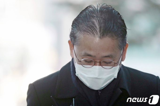 (수원=뉴스1) 조태형 기자 = 김학의 전 법무부 차관 불법 출국 금지 조처 의혹을 받는 차규근 법무부 출입국·외국인정책본부장이 5일 오전 경기도 수원시 영통구 수원지방법원에서 열린 구속 영장실질심사에 출석하며 취재진의 질문에 답변하고 있다. 2021.3.5/뉴스1