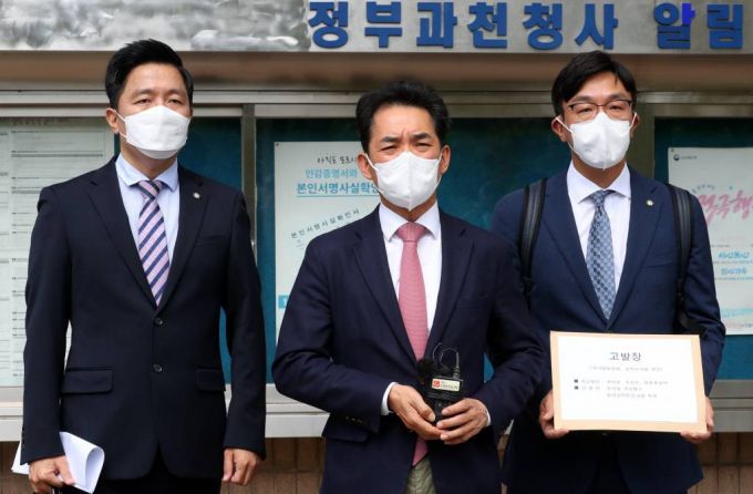 [과천=뉴시스] 배훈식 기자 = 박민식 국민의힘 윤석열 캠프 기획실장 겸 특별위원이 13일 오전 경기 과천시 정부과천청사 앞에서 변호인들과 함께 박지원 국정원장과 제보자 조성은씨에 대한 국가정보원법 및 공직선거법 위반 혐의 고위공직자범죄수사처 고발 취지를 설명하고 있다. 2021.09.13.