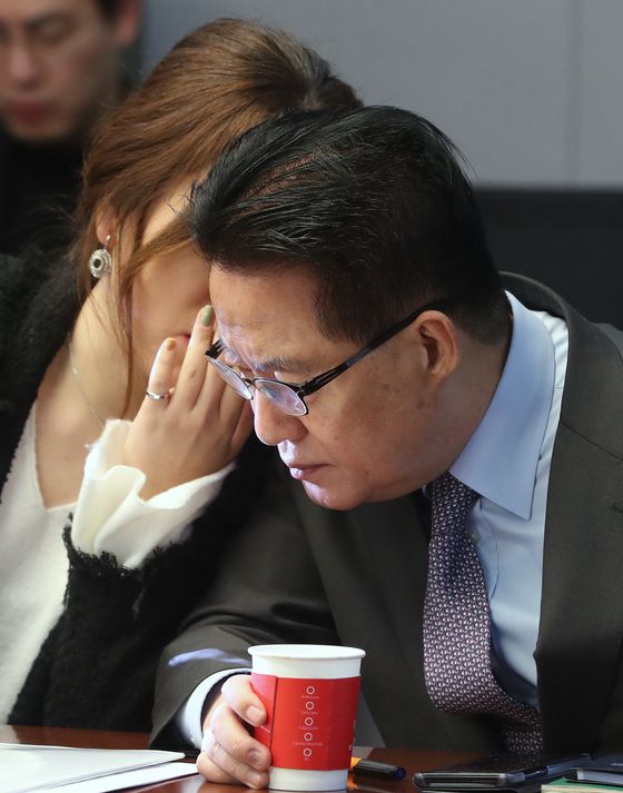 = 박지원 국민의당 전 대표와 조성은 전 비대위원이 12일 오전 서울 여의도 국회 의원회관에서 열린 국민의당지키기운동본부 전체회의에서 귀엣말을 나누고 있다. 2018.1.12/뉴스1