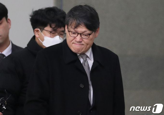 (서울=뉴스1) 송원영 기자 = 이광철 청와대 민정비서관이 29일 서울 서초구 서울중앙지검에 청와대 하명수사 및 선거개입 의혹 관련 수사를 받기 위해 출석하고 있다. 이 비서관은 2018년 울산시장 선거 당시 민정비서관실 선임행정관으로 일하며 김기현 전 울산시장 측근 비리 첩보의 생산과 이첩 과정에 개입해 선거에 부당한 영향을 끼친 혐의(공직선거법 위반)를 받고 있다. 2020.1.29/뉴스1