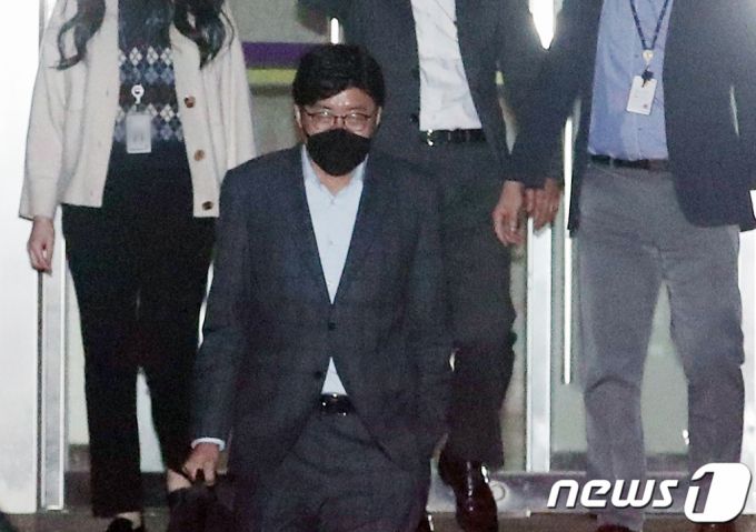 (과천=뉴스1) 송원영 기자 = '윤중천 면담보고서'를 허위로 작성한 혐의를 받고 있는 이규원 검사가 26일 새벽 경기 정부과천청사 고위공직자범죄수사처에서 소환 조사를 받고 나오고 있다. 이 검사는 대검 과거사진상조사단 소속이던 2018년 12월~2019년 1월 김학의 전 법무부 차관의 별장 성(性) 접대 사건을 재조사하는 과정에서 건설업자 윤중천씨를 6차례 면담하고 그 내용을 허위로 작성한 뒤 언론에 유출한 혐의(허위공문서작성·공무상비밀누설 등)를 받고 있다. 2021.5.26/뉴스1