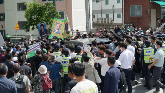 19일 박정희 전 대통령 생가 앞에서 유승민 전 의원을 막아서고 있는 우리공화당 당원 등 박 전 대통령 지지자들. /사진=유승민 캠프