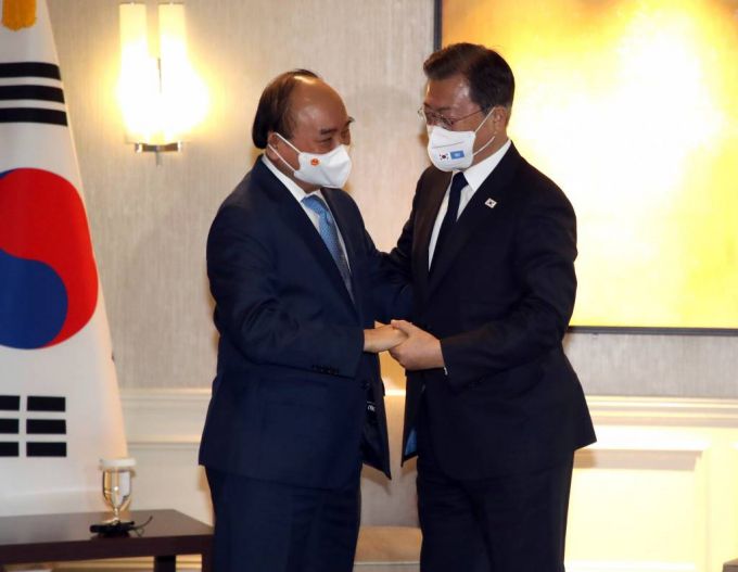 [뉴욕=뉴시스] 김진아 기자 = 문재인 대통령이 21일(현지시간) 미국 뉴욕의 한 호텔에서 열린 한·베트남 정상회담에서 응우옌 쑤언 푹 베트남 국가주석과 인사를 나누고 있다. 2021.09.22.