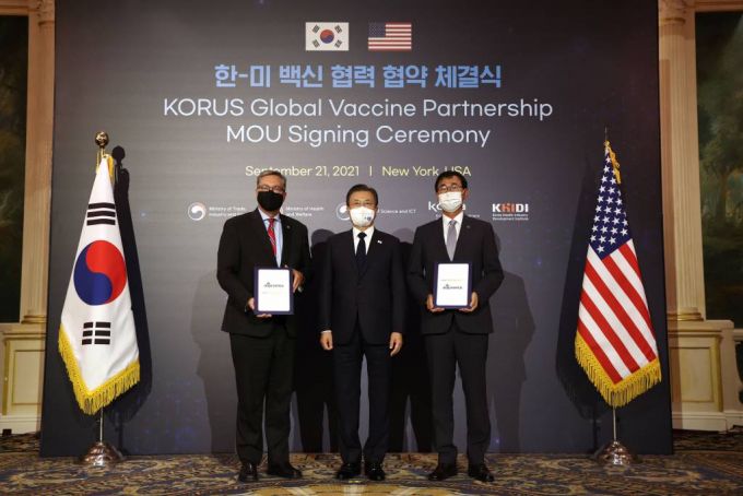 [뉴욕=뉴시스] 김진아 기자 = 문재인 대통령이 21일(현지시각) 미국 뉴욕 JW메리어트 호텔에서 열린 한미 백신 협력 협약 체결식에서 MOU 체결 후 기념사진을 촬영하고 있다. 왼쪽부터 타일러 마틴 Adjuvance Tech 대표, 문 대통령, 유바이오로직스 최석근 대표. 2021.09.22.