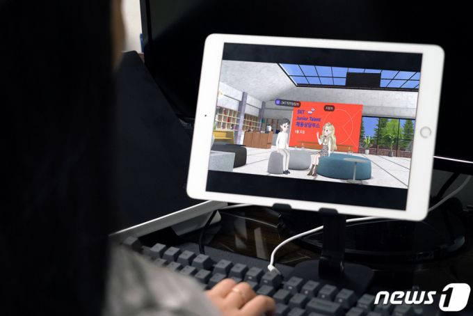 SK텔레콤은 신입사원 채용 과정에 일대일 메타버스 채용 상담을 신설해 취업 준비생들을 위한 소통 채널을 강화한다고 15일 밝혔다.  지원자 가운데 사전 신청을 한 600여명을 대상으로는 메타버스 플랫폼 ‘이프랜드’를 활용한 단독 상담 기회도 부여한다.  /사진=SK텔레콤·뉴스1