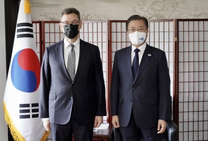 [뉴욕=뉴시스] 김진아 기자 = 문재인 대통령이 21일(현지시간) 미국 뉴욕의 한 호텔에서 앨버트 불라 화이자 최고경영자(CEO)를 접견, 기념촬영을 하고 있다. 2021.09.21.