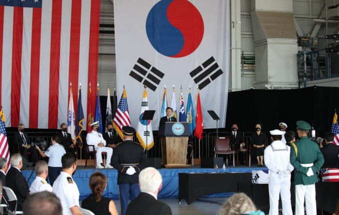 [호놀룰루=뉴시스 김진아 기자 = 문재인 대통령이 22일(현지시간) 미국 히캄 공군기지 19번 격납고에서 열린 한미 유해 상호 인수식에서 추모사를 하고 있다. 2021.09.23.