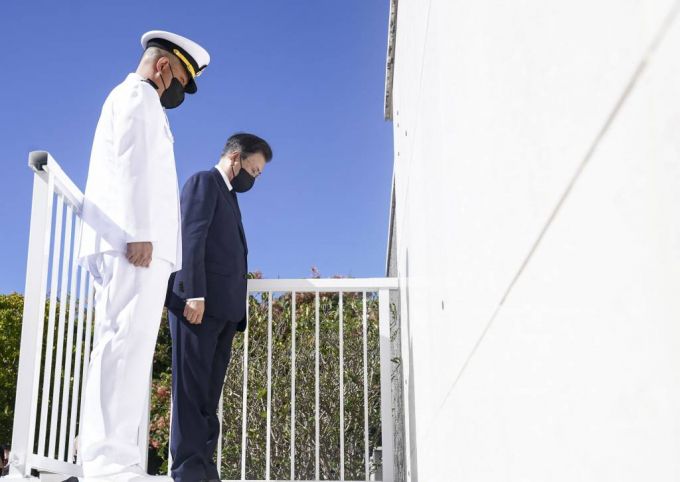 [호놀룰루=뉴시스] 김진아 기자 = 문재인 대통령이 22일(현지시간) 오전 미국 하와이 펀치볼 국립묘지 한국전 참전 무명용사의 벽에서 묵념하고 있다. 2021.09.23.