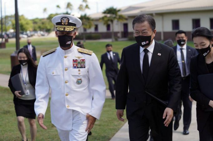 [호놀룰루=뉴시스] 김진아 기자 = 문재인 대통령이 22일(현지시간) 한미 유해 상호 인수식이 열리는 미국 히캄 공군기지에 도착해 존 아퀼리노 인도태평양사령관의 안내를 받고 있다. 2021.09.23.