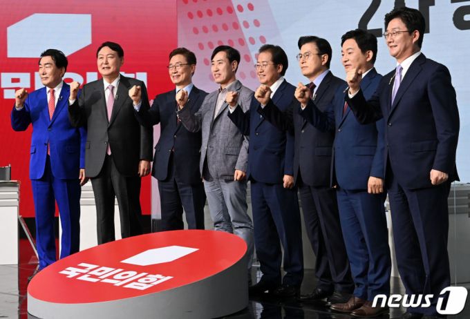 국민의힘 안상수(왼쪽부터), 윤석열, 최재형, 하태경, 홍준표, 황교안, 원희룡, 유승민 대선 경선 예비후보들이 23일 서울 강서구 ASSA빌딩 스튜디오에서 열린 제20대 대통령선거 경선후보자 2차 방송토론회에서 기념촬영을 하고 있다. 2021.9.23/뉴스1