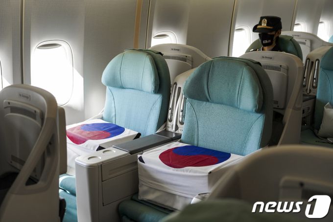 22일(현지시각) 미국 히캄 공군기지에서 한미 유해 상호 인수식을 마친 국군유해가 공군1호기 좌석에 안치돼 있다. (청와대 제공) 2021.9.23/뉴스1