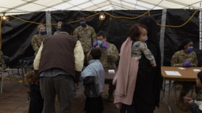 독일 미군기지에 수용된 아프가니스탄 난민들/사진=CNN방송 캡처