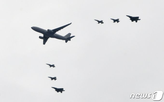 2020년, 미국 하와이 진주만-히캄 합동기지(JBPHH)에서 출발해 6·25전쟁 국군 전사자 유해를 모신 KC-330 공중급유기 시그너스가 24일 오후 한국방공식별구역(KADIZ)에 진입해 공군 전투기 6대의 엄호 비행을 받고 있다.  이번에 봉환되는 국군 전사자 유해 147구는 지난 1990~1994년 북한 개천시, 운산군, 장진호 일대에서 발굴된 유해 208개 상자와 1차 북미정상회담 후 2018년에 미국으로 송환됐던 유해 55개 상자 중, 2차례의 한·미 공동감식을 거쳐 국군 전사자로 판정된 유해다. (국방부 제공) 2020.6.24/뉴스1