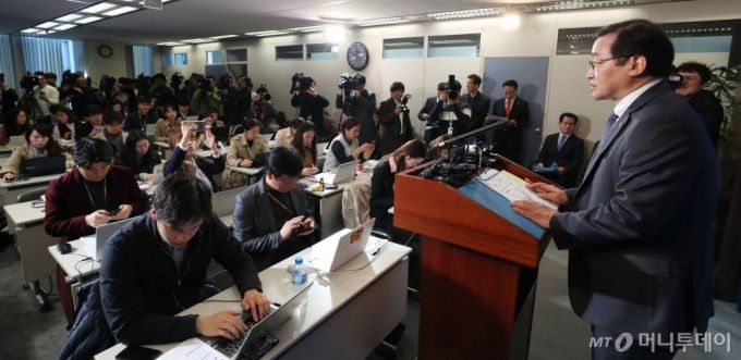 원승연 금융감독원 부원장이 9일 오전 서울 여의도 금융감독원에서 삼성증권 배당 착오 입력 사고에 대한 대응방안을 브리핑하고 있다. /사진=이기범 기자 leekb@