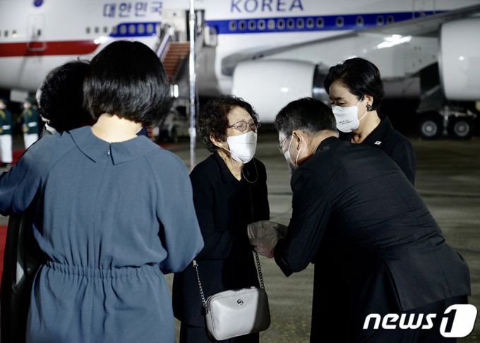 (서울=뉴스1) = 방미 일정을 마치고 귀국한 문재인 대통령과 김정숙 여사가 23일 밤 경기 성남시 서울공항에서 열린 국군 전사자 유해 봉환식에서 국군 전사자  유가족을 위로하고 있다. (청와대 페이스북) 2021.9.24/뉴스1