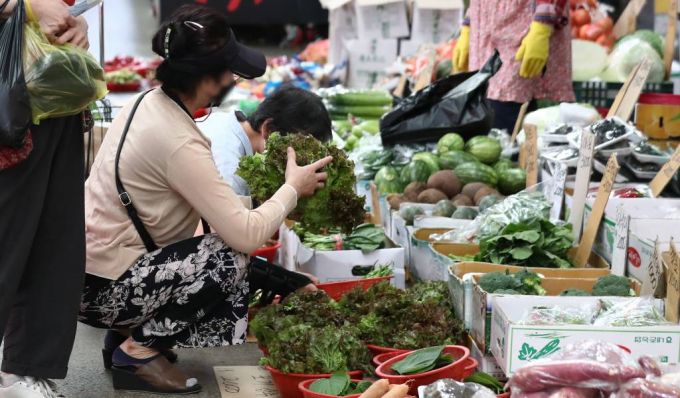 [서울=뉴시스] 이영환 기자 = 24일 오후 서울 마포구 망원시장에서 시민들이 농산물을 구매하고 있다. 2021.09.24.