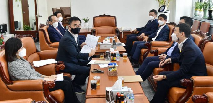 윤호중 더불어민주당 원내대표와 김기현 국민의힘 원내대표 및 양당 원내수석부대표, 언론중재법 협의체에 참여한 의원들이 27일 국회에서 언론중재법 개정안 처리 방향을 놓고 최종 협의 회동을 갖고 있다. (공동취재사진) /사진=뉴시스