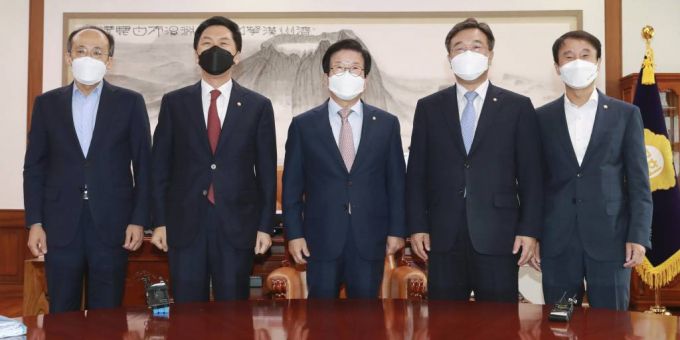 [서울=뉴시스] 최동준 기자 = 박병석 국회의장, 윤호중 더불어민주당 원내대표, 김기현 국민의힘 원내대표 등 원내대표단이 28일 서울 여의도 국회에서 열린 언론중재법 개정안 상정 논의 회동에서 기념촬영을 하고 있다. (공동취재사진) 2021.09.28.