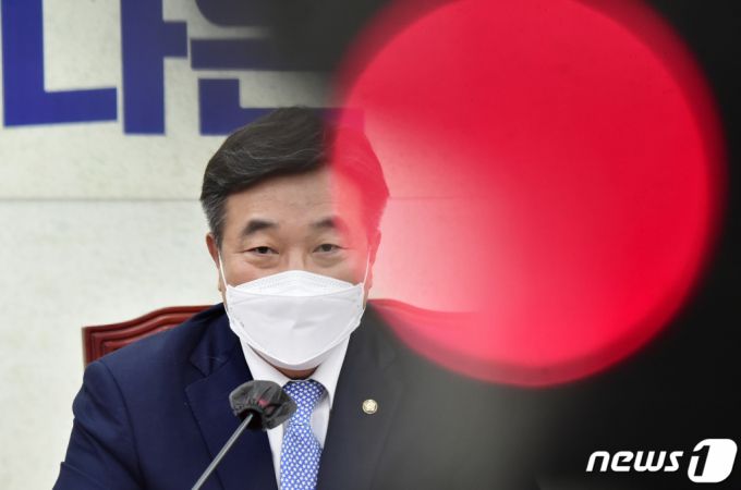 (서울=뉴스1) 오대일 기자 = 윤호중 더불어민주당 원내대표가 28일 서울 여의도 국회에서 열린 더불어민주당 원내대책회의에서 모두 발언을 하고 있다. 2021.9.28/뉴스1