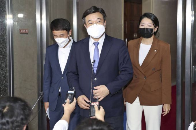 [서울=뉴시스] 최동준 기자 = 윤호중 더불어민주당 원내대표가 29일 서울 여의도 국회에서 박병석 국회의장 주재 언론중재법 관련 회동을 마친 뒤 취재진 질문에 답변하고 있다. (공동취재사진) 2021.09.29.