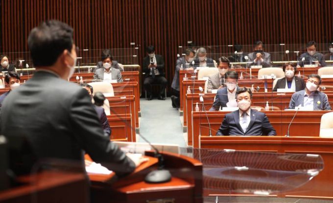 [서울=뉴시스] 최진석 기자 = 28일 오후 서울 여의도 국회에서 열린 더불어민주당 의원총회에서 송영길 당대표가 발언을 하고 있다. (공동취재사진) 2021.09.28.