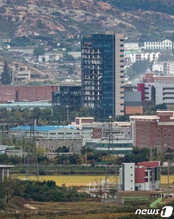 (파주=뉴스1) 이승배 기자 = 북한이 지난 28일 새로 개발한 극초음속 미사일 '화성-8형'을 시험 발사했다고 29일 밝혔다. 이에 합동참모본부는 북한이 발사한 극초음속 미사일 '화성-8형'에 대해