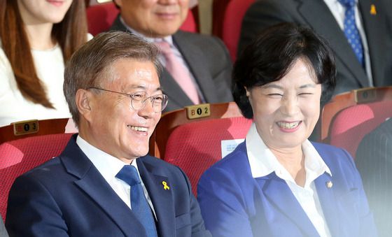 = 문재인 대통령과 추미애 전 법무부 장관. 2017.5.9/뉴스1