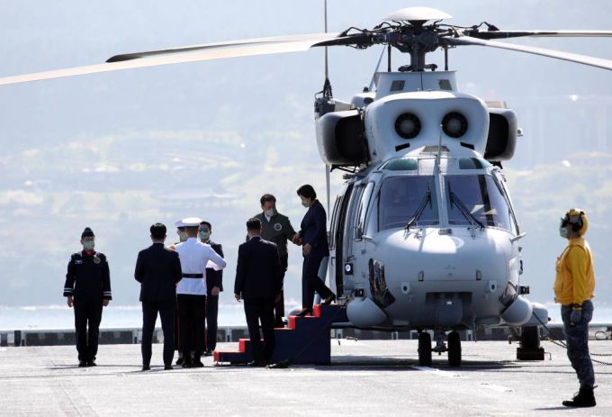 [포항=뉴시스 김진아 기자 = 문재인 대통령과 김정숙 여사가 1일 경북 포항 영일만 해상 마라도함에서 열린 제73주년 국군의 날 기념식에 참석하기 위해 마린온 헬기에서 내리고 있다. 2021.10.01.
