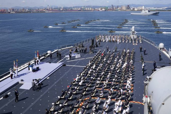 [포항=뉴시스 김진아 기자 = 문재인 대통령이 1일 경북 포항 영일만 해상 마라도함에서 열린 제73주년 국군의 날 기념식에서 기념사를 하고 있다. 2021.10.01.