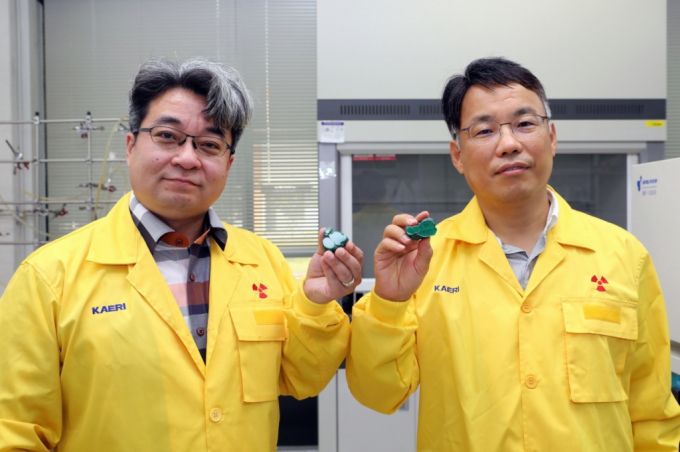 연구를 진행한 권장순 책임연구원(왼쪽),  이승엽 책임연구원이 공작석 샘플을 들고 있다./사진제공=원자력연구원