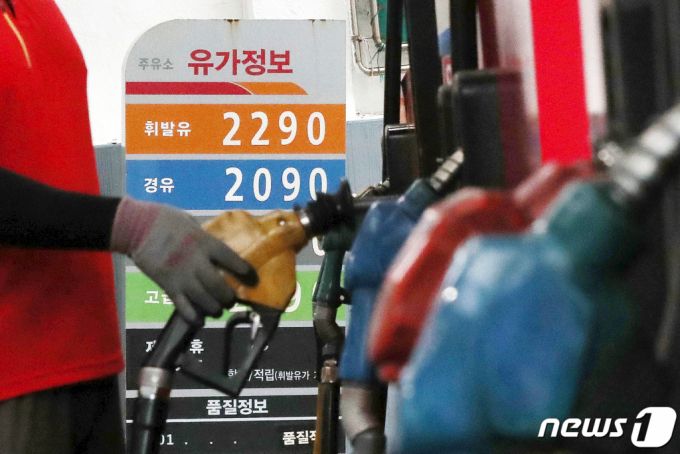 6일 서울의 한 주유소에서 휘발유와 경유가 각각 리터당 2290원과 2090원에 판매되고 있다. /사진=뉴스1