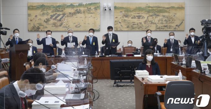 (서울=뉴스1) 이동해 기자 = 조희연 서울시교육청 교육감(왼쪽) 등 참석자들이 7일 국회 교육위원회의 서울시·인천시·경기도·대전시·세종시·강원도·충청남북도 교육청에 대한 국정감사에서 선서를 하고 있다. 2021.10.7/뉴스1