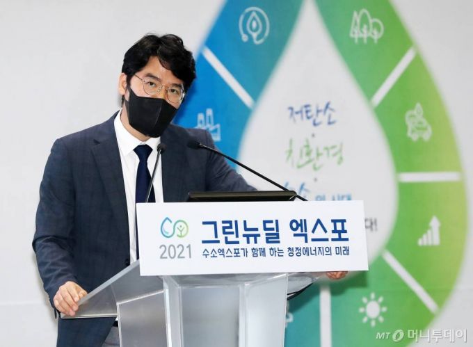 권태규 국토교통과학기술진흥원 그룹장이 8일 경기 고양시 킨텍스에서 열린 '2021 그린뉴딜 엑스포' 콘퍼런스에서 '범부처 수소 예타사업 추진현황'을 주제로 발표하고 있다.  올해 3회째를 맞는 국회 수소경제포럼 주최 머니투데이 주관 '2021 그린뉴딜 엑스포'는 6~8일까지 고양 킨텍스에서 진행되며 수소산업과 전기차산업, 신재생에너지, 저탄소 친환경 등 그린뉴딜을 망라하는 대표 기업들이 대거 참가한다. /사진=김휘선 기자 hwijpg@