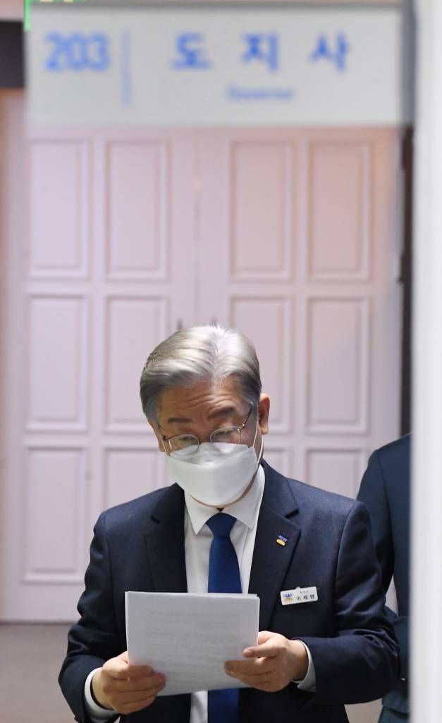 [수원=뉴시스] 김종택기자 = 더불어민주당 제20대 대통령 후보로 선출된 이재명 경기도지사가 12일 오후 경기도 수원시 경기도청에서 긴급 현안 기자회견을 하기 위해 브리핑룸으로 이동하고 있다. 2021.10.12.