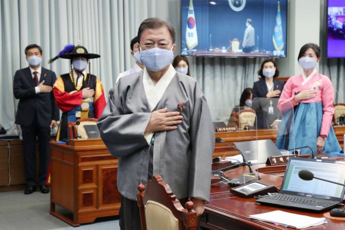 [서울=뉴시스] 김진아 기자 = 문재인 대통령이 12일 오전 청와대 여민관 영상회의실에서 열린 국무회의에서 가을 한복문화주간을 맞아 한복을 입고 국민의례를 하고 있다. 2021.10.12.