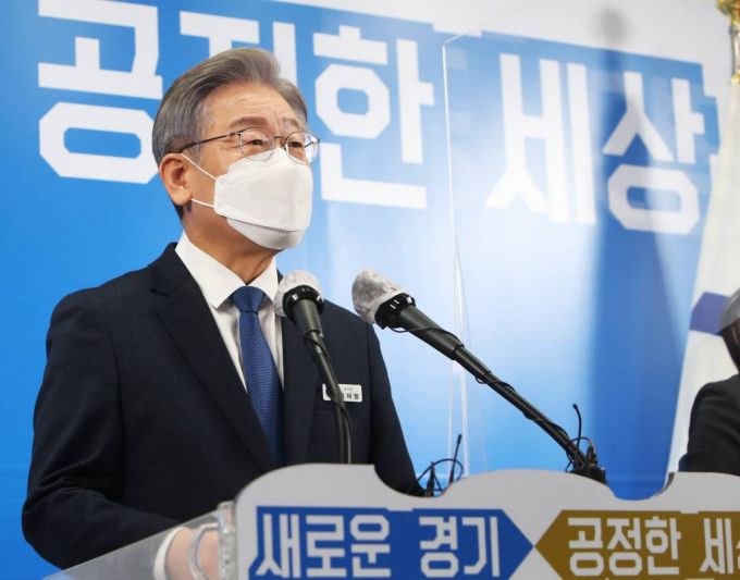 [수원=뉴시스 경기사진공동취재단 = 더불어민주당 제20대 대통령 후보로 선출된 이재명 경기도지사가 12일 오후 경기도 수원시 경기도청 브리핑룸에서 긴급 현안 기자회견을 하고 있다. 2021.10.12.