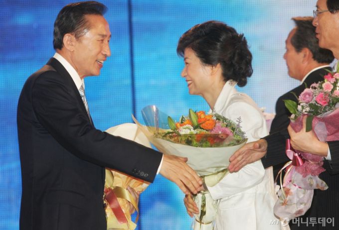 2007년 08월20일 올림픽 체조경기장에서 열린 한나라당 대선 후보 선출을 위한 전당대회에서 박근혜 후보가 이명박 후보에게 축하의 인사를 건네고 있다. 사진=홍기원