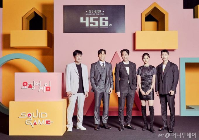 배우 허성태, 박해수, 이정재, 정호연, 위하준이 15일 오전 온라인 생중계로 진행된 넷플릭스 '오징어 게임' 제작발표회에 참석해 포즈를 취하고 있다.  /사진제공=넷플릭스 2021.09.15